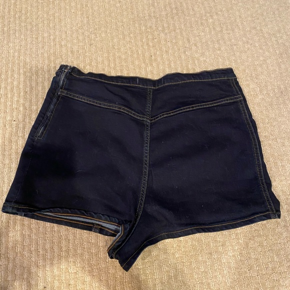 Free people cross stitched pocket denim shorts - Picture 2 of 3